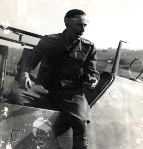 Trenkel mit dem damaligen  Staffelabzeichen der 2./JG52 an seier Me 109.