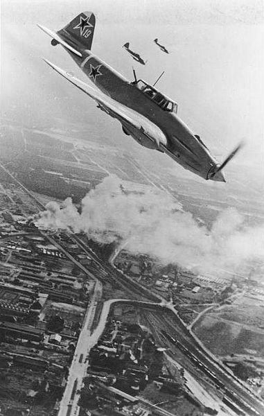 Sowjetisches Schlachtflugzeug über Berlin (Quelle: Deutsches Bundesarchiv)